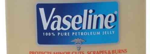 乾燥肌にはヴァセリンが一番効く。  